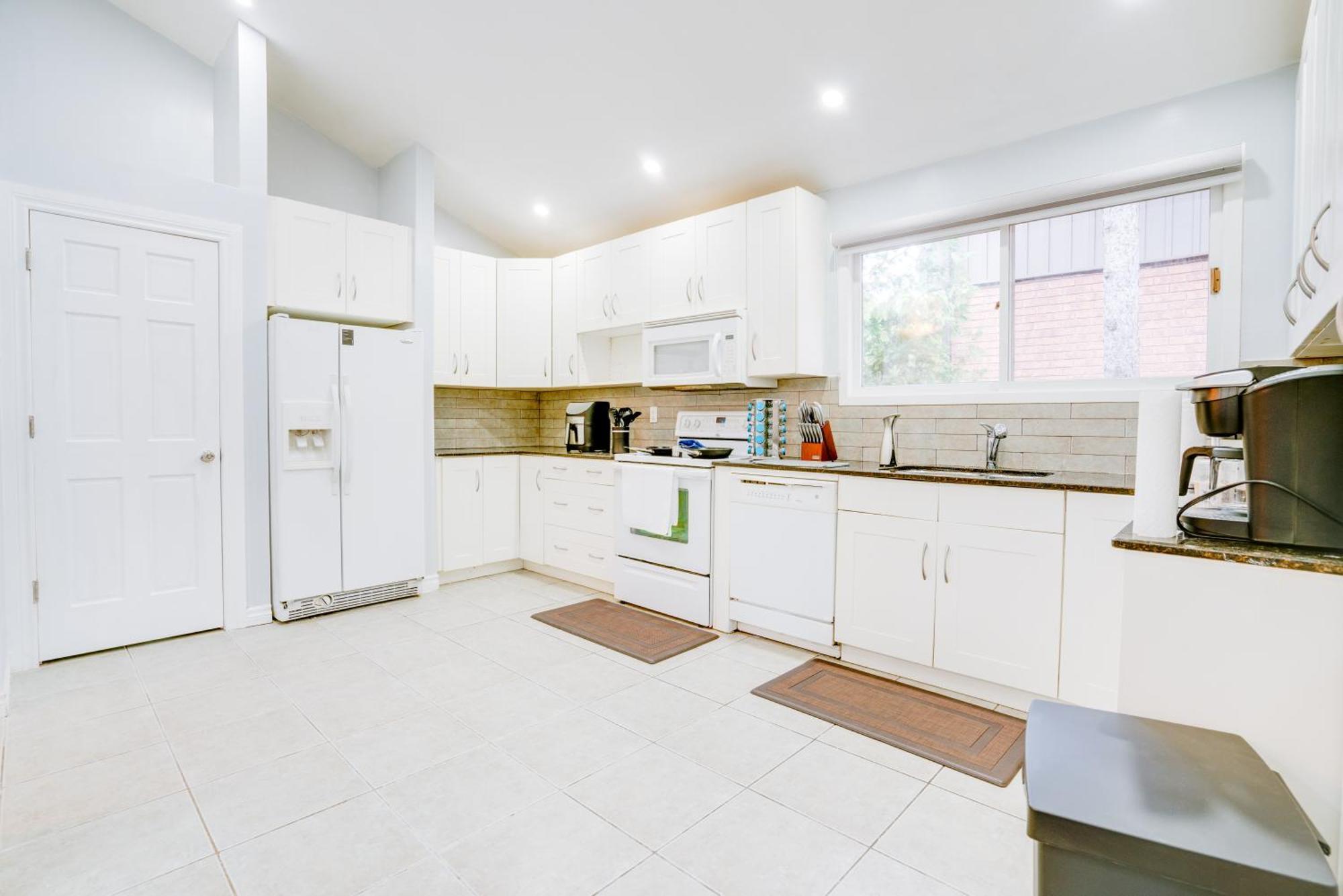 Furnished Family Home Near Toronto - Great Location Game Room - Backyard - Parking & Self Checkin Pickering Extérieur photo